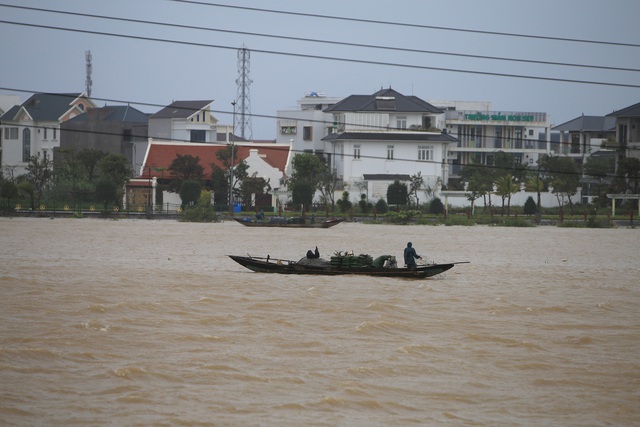 Nước lũ dâng cao tràn vào nhà dân ở Quảng Bình - Ảnh 8.
