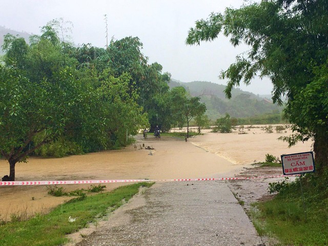 Nước lũ dâng cao tràn vào nhà dân ở Quảng Bình - Ảnh 9.