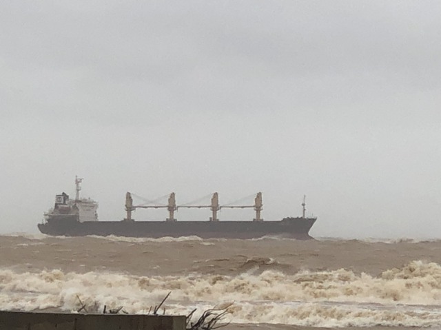 Tàu vận tải cùng 20 thuyền viên mắc cạn trên vùng biển Quảng Trị - Ảnh 1.