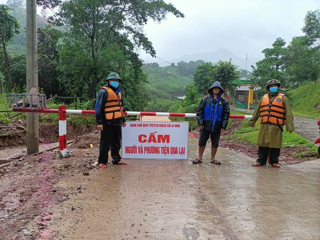 Quảng Trị: Hàng vạn học sinh vùng thấp trũng phải nghỉ học do mưa lũ - Ảnh 1.