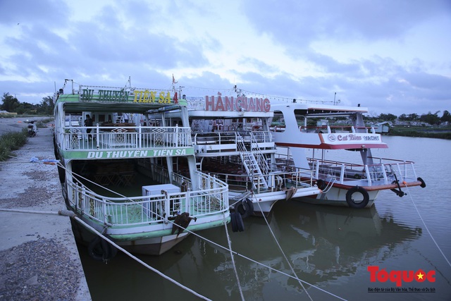 Tàu xe du lịch ở Đà Nẵng im lìm vì không có khách - Ảnh 1. Tàu xe du lịch ở Đà Nẵng im lìm vì không có khách - Ảnh 1.