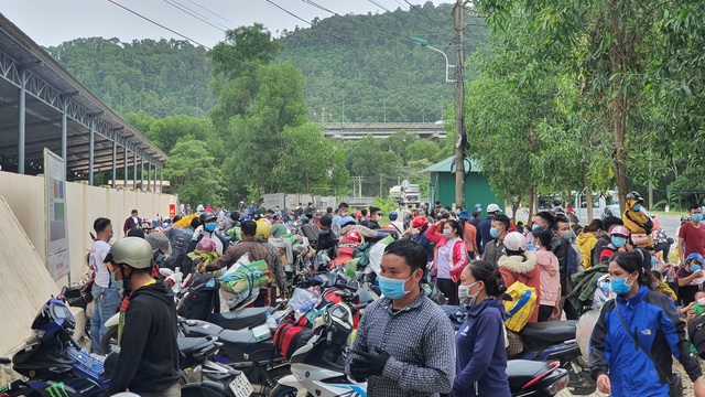 Hỗ trợ, giúp đỡ hàng nghìn người dân đi xe máy từ miền Nam về quê tránh dịch - Ảnh 1.