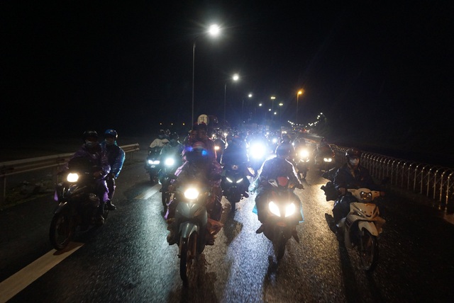 Hình ảnh đoàn người đi xe máy về quê được lưu thông qua hầm Hải Vân - Ảnh 7.