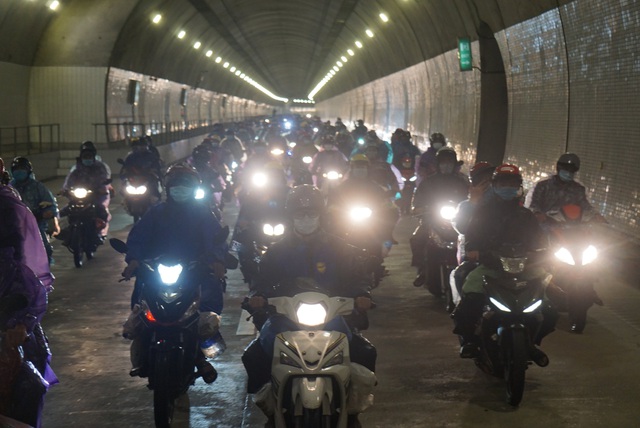Hình ảnh đoàn người đi xe máy về quê được lưu thông qua hầm Hải Vân - Ảnh 1.