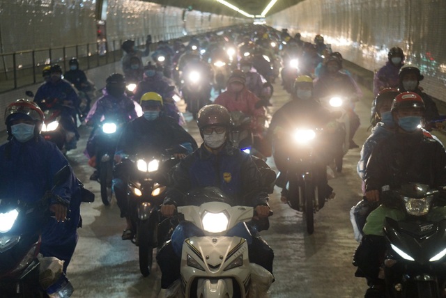Hình ảnh đoàn người đi xe máy về quê được lưu thông qua hầm Hải Vân - Ảnh 9.