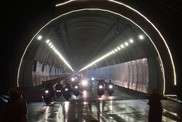 Hình ảnh đoàn người đi xe máy về quê được lưu thông qua hầm Hải Vân - Ảnh 10.