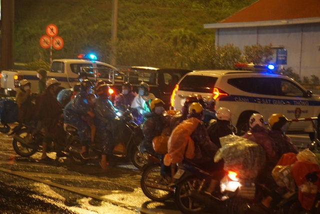 Hình ảnh đoàn người đi xe máy về quê được lưu thông qua hầm Hải Vân - Ảnh 12.