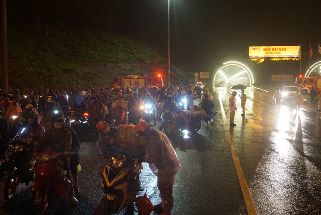 Hình ảnh đoàn người đi xe máy về quê được lưu thông qua hầm Hải Vân - Ảnh 13.