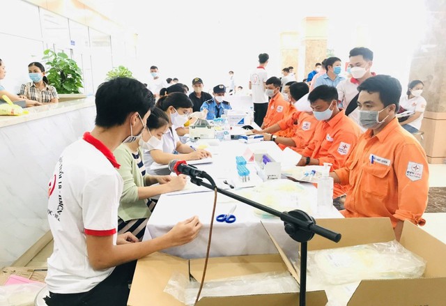 Thừa Thiên Huế: Hàng trăm người hiến máu cứu người giữa mùa dịch - Ảnh 1.