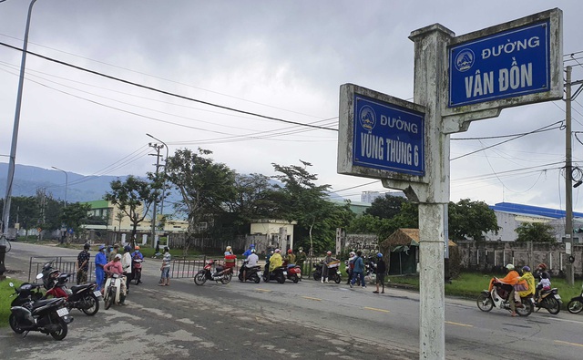 Đà Nẵng tái lập chốt kiểm soát Covid-19 tại hai phường vùng cam, nhiều người phải quay đầu xe vì mới tiêm 1 mũi vaccine    - Ảnh 13.