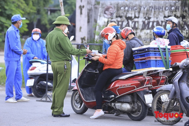Đà Nẵng tái lập chốt kiểm soát Covid-19 tại hai phường vùng cam, nhiều người phải quay đầu xe vì mới tiêm 1 mũi vaccine    - Ảnh 14.
