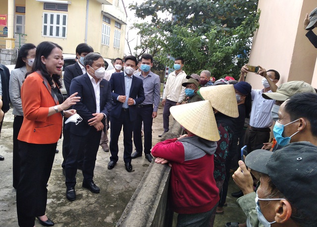 Phó Chủ tịch nước Võ Thị Ánh Xuân: Cần chung tay hỗ trợ công trình tránh lũ và sinh kế để ổn định đời sống bà con vùng lũ - Ảnh 1.