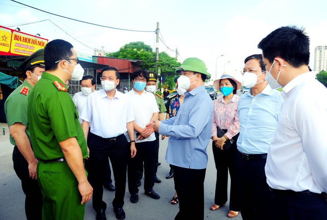 Bí thư Hà Nội yêu cầu thí điểm ngay điều trị F0 tại y tế cơ sở, cách ly F1 tại nhà - Ảnh 1.