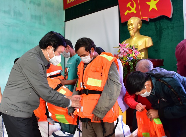 Trao tặng 1.000 bộ áo phao cứu sinh đa năng cho ngư dân Thừa Thiên Huế - Ảnh 2.