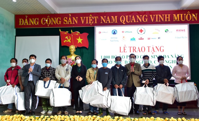 Trao tặng 1.000 bộ áo phao cứu sinh đa năng cho ngư dân Thừa Thiên Huế - Ảnh 1.