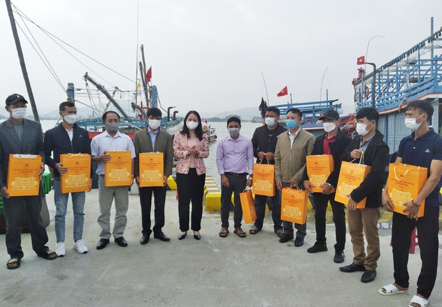 Phó Chủ tịch nước Võ Thị Ánh Xuân động viên ngư dân Quảng Bình vượt khó bám ngư trường để sản xuất - Ảnh 1.