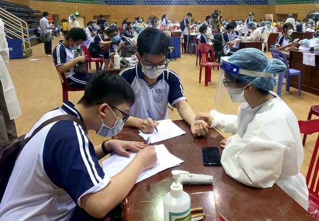 Đà Nẵng bắt đầu tiêm vaccine phòng Covid-19 cho hơn 34.000 học sinh lớp 8 và lớp 9 - Ảnh 2.