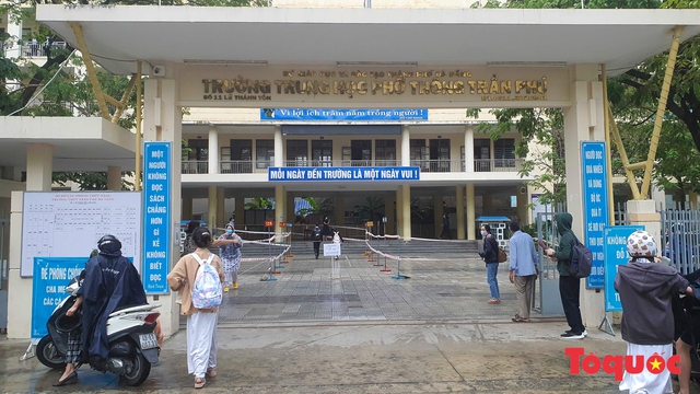 Học sinh khối 12 ở Đà Nẵng bắt đầu đến trường - Ảnh 1.