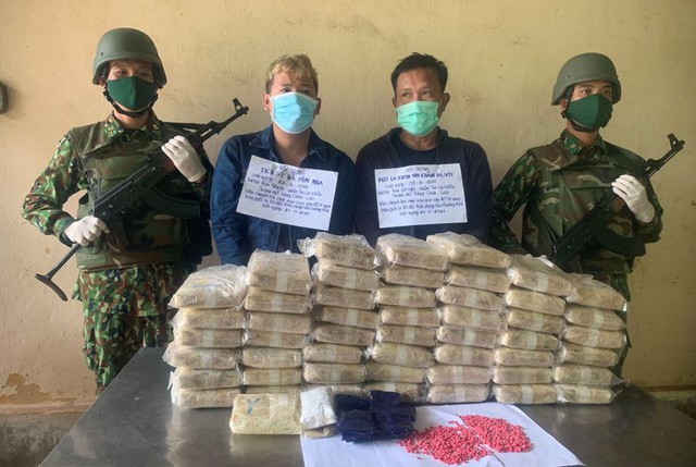 Quảng Bình: Bắt 2 đối tượng vận chuyển hơn 300.000 viên ma túy qua biên giới - Ảnh 1.