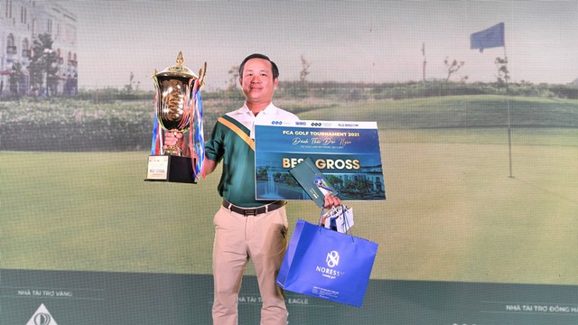 Hình ảnh: Nhà vô địch giải đấu FCA Golf Tournament 2021 nhận vàng nguyên khối 9999 số 2