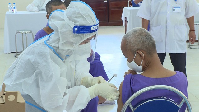 Thừa Thiên Huế sẽ triển khai tiêm vaccine phòng COVID-19 cho trẻ từ 12 đến 17 tuổi theo 4 nguyên tắc - Ảnh 1.