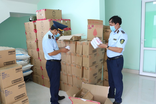 Quảng Bình: Bắt một container hàng mỹ phẩm không rõ nguồn gốc - Ảnh 1. Quảng Bình: Bắt một container hàng mỹ phẩm không rõ nguồn gốc - Ảnh 1.