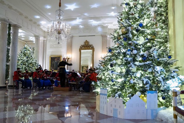 Không khí Giáng sinh ở Nhà Trắng: Những món quà đến từ trái tim - Ảnh 2.