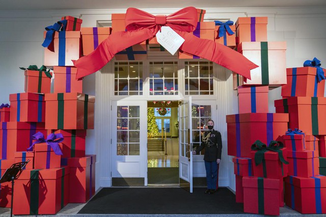 Không khí Giáng sinh ở Nhà Trắng: Những món quà đến từ trái tim - Ảnh 3.