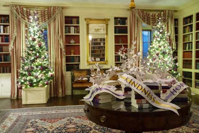 Không khí Giáng sinh ở Nhà Trắng: Những món quà đến từ trái tim - Ảnh 4.