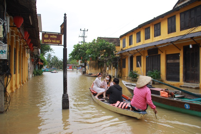 Nhiều tuyến đường ở phố cổ Hội An bị nước lũ bủa vây - Ảnh 7. Nhiều tuyến đường ở phố cổ Hội An bị nước lũ bủa vây - Ảnh 7.