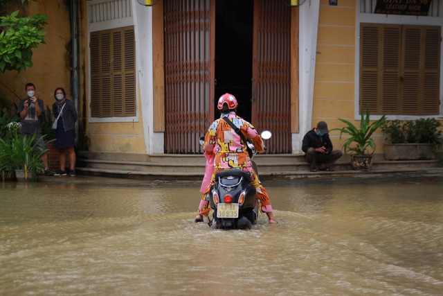 Nhiều tuyến đường ở phố cổ Hội An bị nước lũ bủa vây - Ảnh 11. Nhiều tuyến đường ở phố cổ Hội An bị nước lũ bủa vây - Ảnh 11.