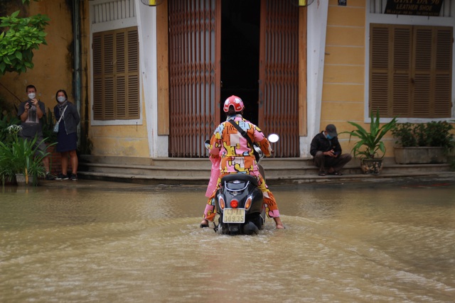 Nhiều tuyến đường ở phố cổ Hội An bị nước lũ bủa vây  - Ảnh 11.