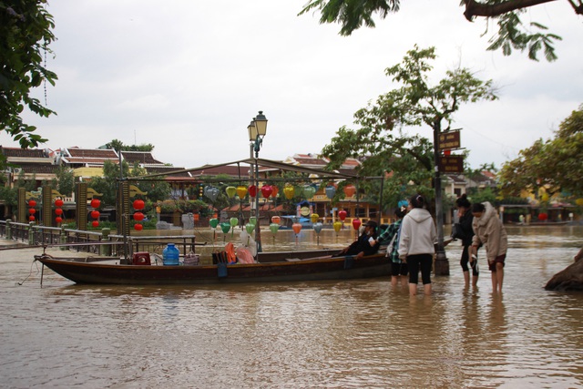 Nhiều tuyến đường ở phố cổ Hội An bị nước lũ bủa vây - Ảnh 4. Nhiều tuyến đường ở phố cổ Hội An bị nước lũ bủa vây - Ảnh 4.