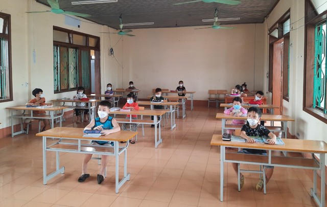Nhiều trường học ở Quảng Bình học sinh phải nghỉ học trực tiếp vì có ca dương tính với SARS-CoV-2 - Ảnh 1.