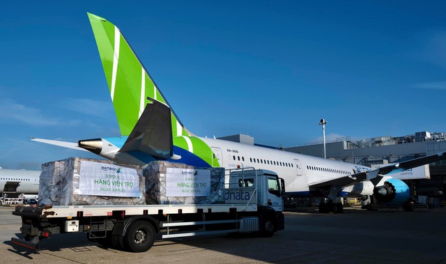 Bamboo Airways vận chuyển miễn phí gần 6 tấn hàng hóa y tế cứu trợ thẳng từ Pháp về Việt Nam - Ảnh 1.