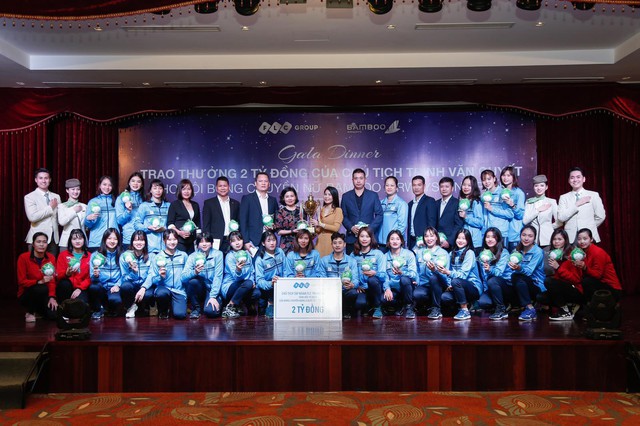 Đội bóng chuyền nữ Bamboo Airways Vĩnh Phúc nhận thưởng 2 tỷ đồng từ ông Trịnh Văn Quyết - Ảnh 1.