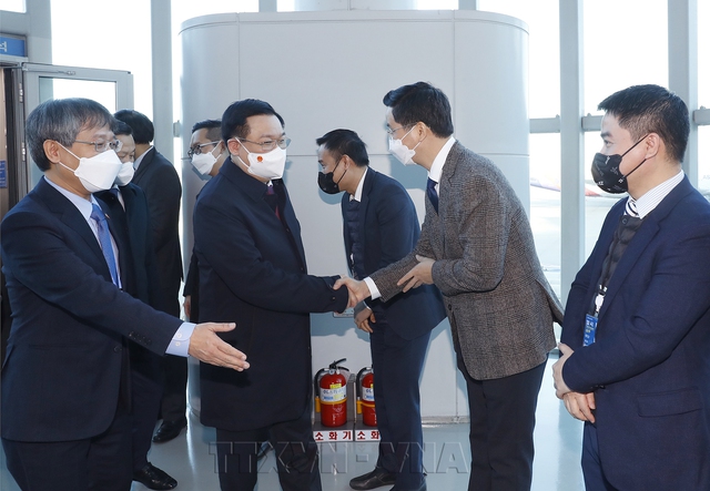 Chủ tịch Quốc hội Vương Đình Huệ đến Seoul, bắt đầu thăm chính thức Hàn Quốc - Ảnh 1.