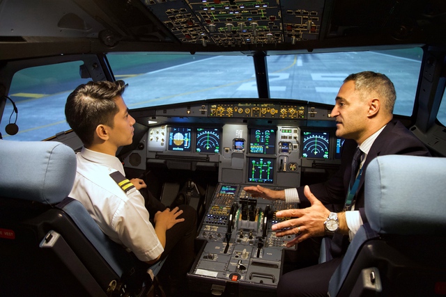 Tự chủ nguồn phi công, Bamboo Airways khai giảng khóa học viên A320 đầu tiên - Ảnh 3.