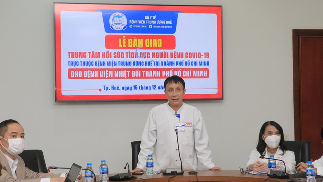 Bàn giao Trung tâm điều trị ca COVID-19 nặng của Bệnh viện Trung ương Huế cho Bệnh viện Bệnh Nhiệt đới TPHCM - Ảnh 1.