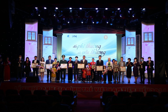 Tuyên dương 20 gia đình trẻ Việt Nam tiêu biểu năm 2021 - Ảnh 3.