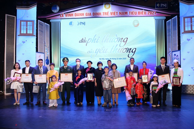 Tuyên dương 20 gia đình trẻ Việt Nam tiêu biểu năm 2021 - Ảnh 1.