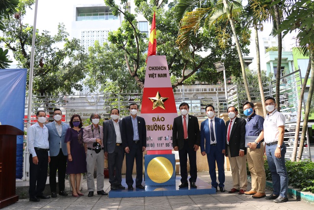 Ủy ban về Người Việt Nam ở nước ngoài TP HCM khánh thành Mô hình Cột mốc chủ quyền biển đảo Trường Sa - Ảnh 1.