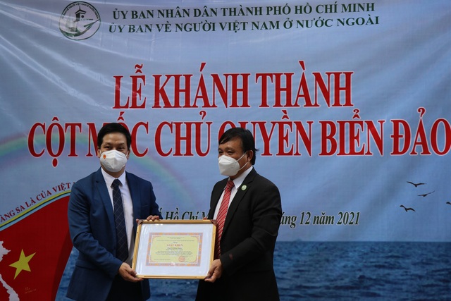 Ủy ban về Người Việt Nam ở nước ngoài TP HCM khánh thành Mô hình Cột mốc chủ quyền biển đảo Trường Sa - Ảnh 2.