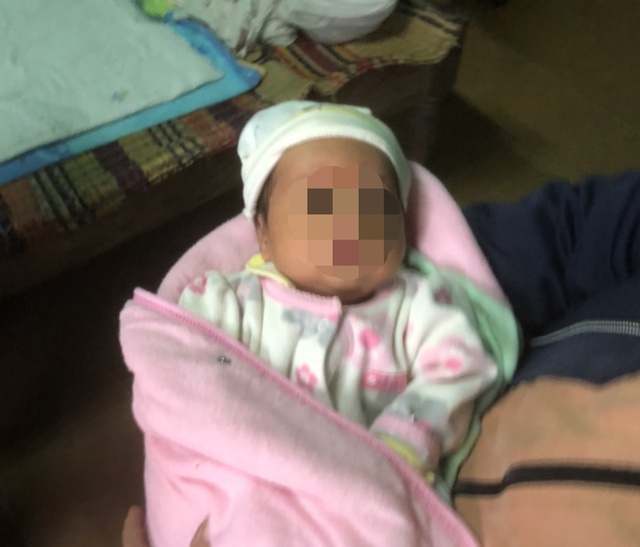 Tìm người thân cháu bé 2 tháng tuổi bị bỏ rơi trước cổng chùa - Ảnh 1.