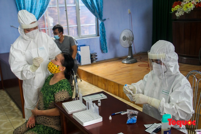 Thừa Thiên Huế triển khai điều trị F0 tại nhà, tiêm đủ liều vaccine cho người trên 18 tuổi trước ngày 31/12 - Ảnh 1.
