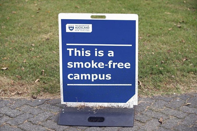 Tính tới một xã hội sạch khói thuốc, New Zealand bàn tới lệnh cấm đối với thanh thiếu niên - Ảnh 1.