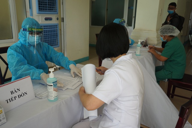 Hình ảnh những y bác sĩ đầu tiên ở Đà Nẵng tiêm vắc xin Covid-19 - Ảnh 1.