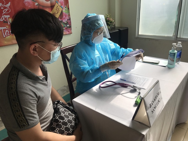 Hình ảnh những y bác sĩ đầu tiên ở Đà Nẵng tiêm vắc xin Covid-19 - Ảnh 5.