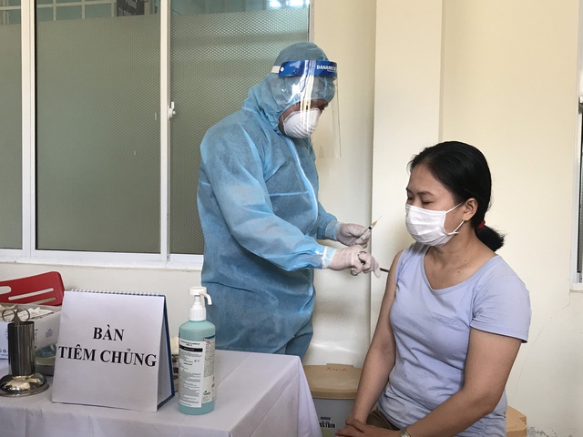 Hình ảnh những y bác sĩ đầu tiên ở Đà Nẵng tiêm vắc xin Covid-19 - Ảnh 12.