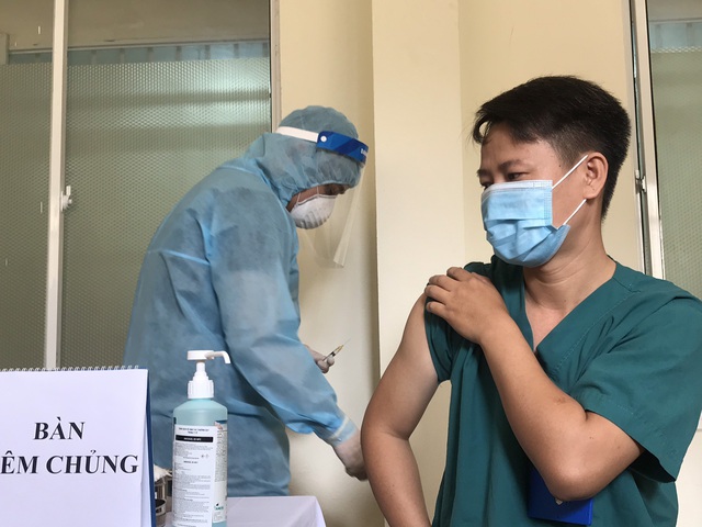 Hình ảnh những y bác sĩ đầu tiên ở Đà Nẵng tiêm vắc xin Covid-19 - Ảnh 7.